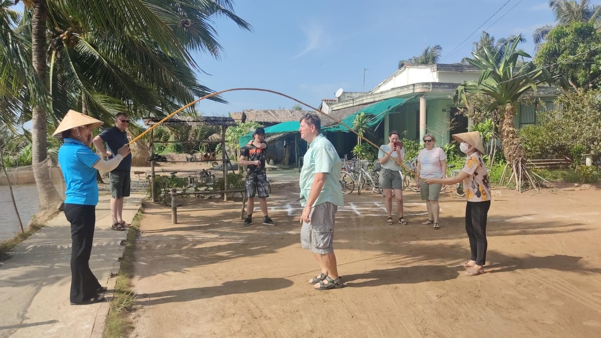In many Vietnamese villages, jump rope is a common sight during Tet festivals, school recess, or community gatherings, especially among kids